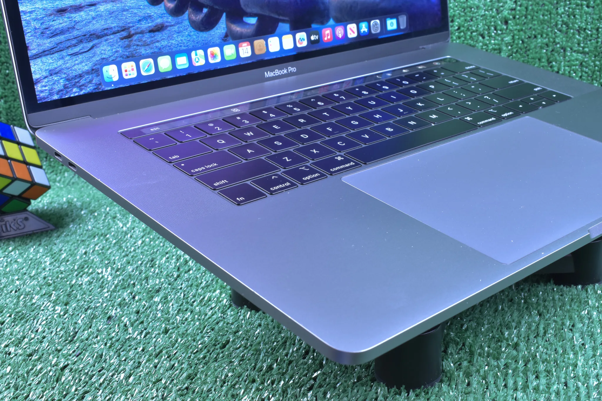 MACBOOK PRO A1990 intel i9 Turbo Boost HEXA-CORE_512GB(SSD)-32GB(RAM)_REFURBISHED - Image 3